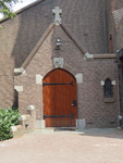 901748 Gezicht op de voorgevel van een zijkapel van de R.K. Sint-Willibrordkerk (Pastoor Ohllaan 34) te Vleuten ...